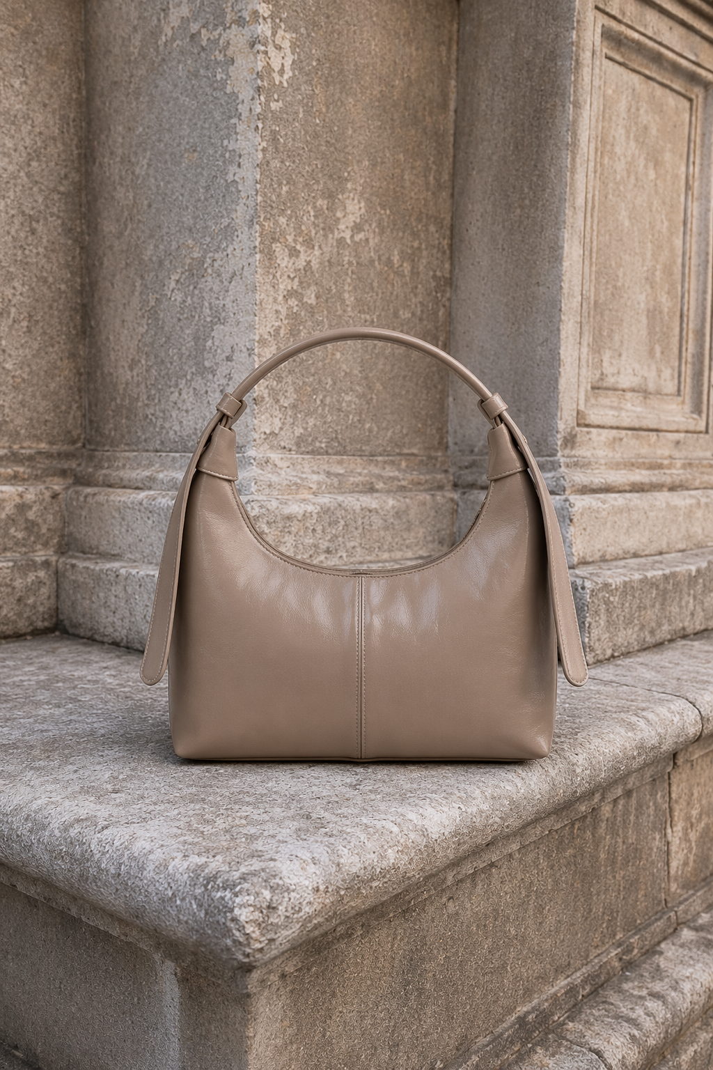 Mono Deri Tokalı Bag — Ay Siluetiyle Zamanşsız Şıklık