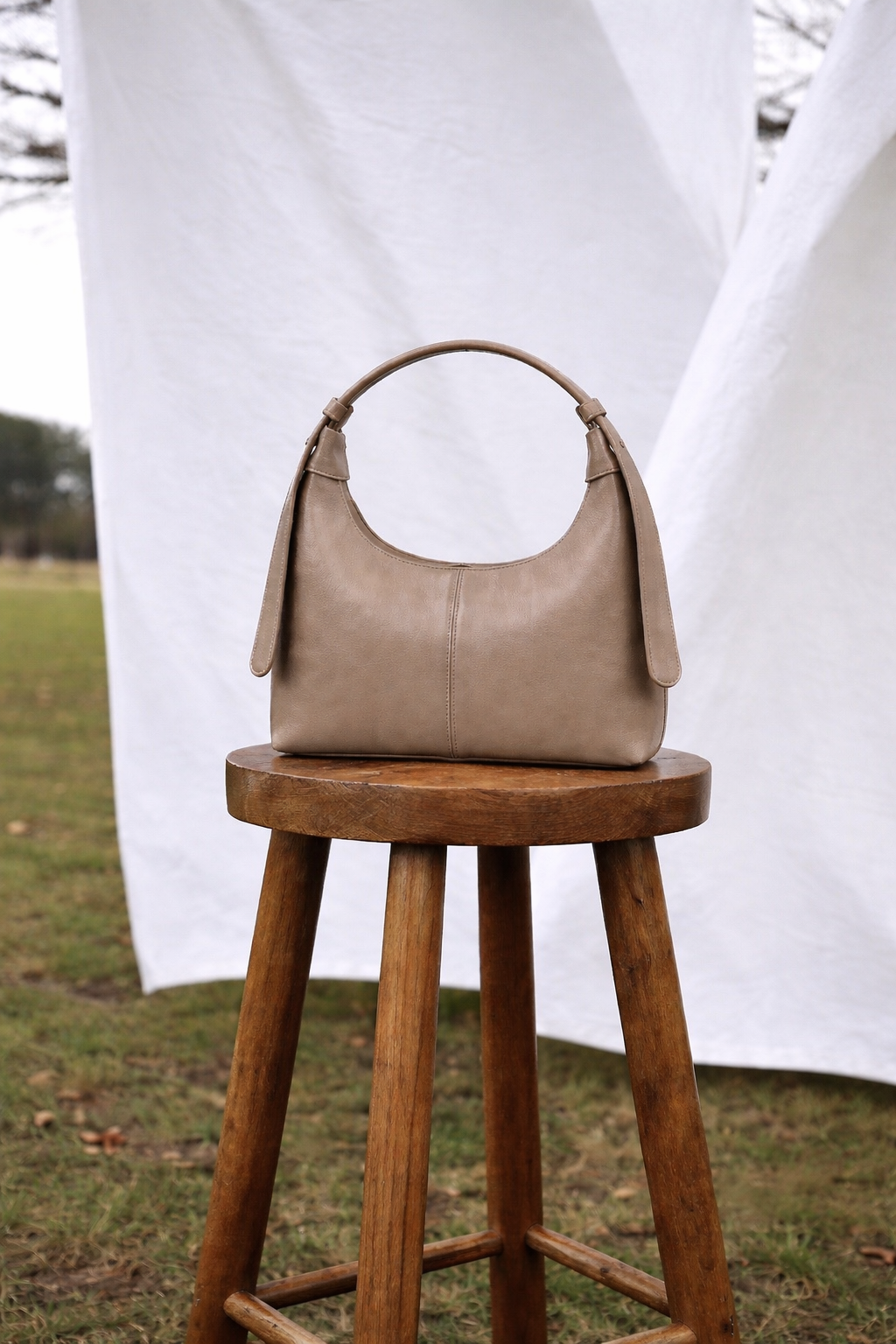 Mono Deri Tokalı Bag — Ay Siluetiyle Zamanşsız Şıklık