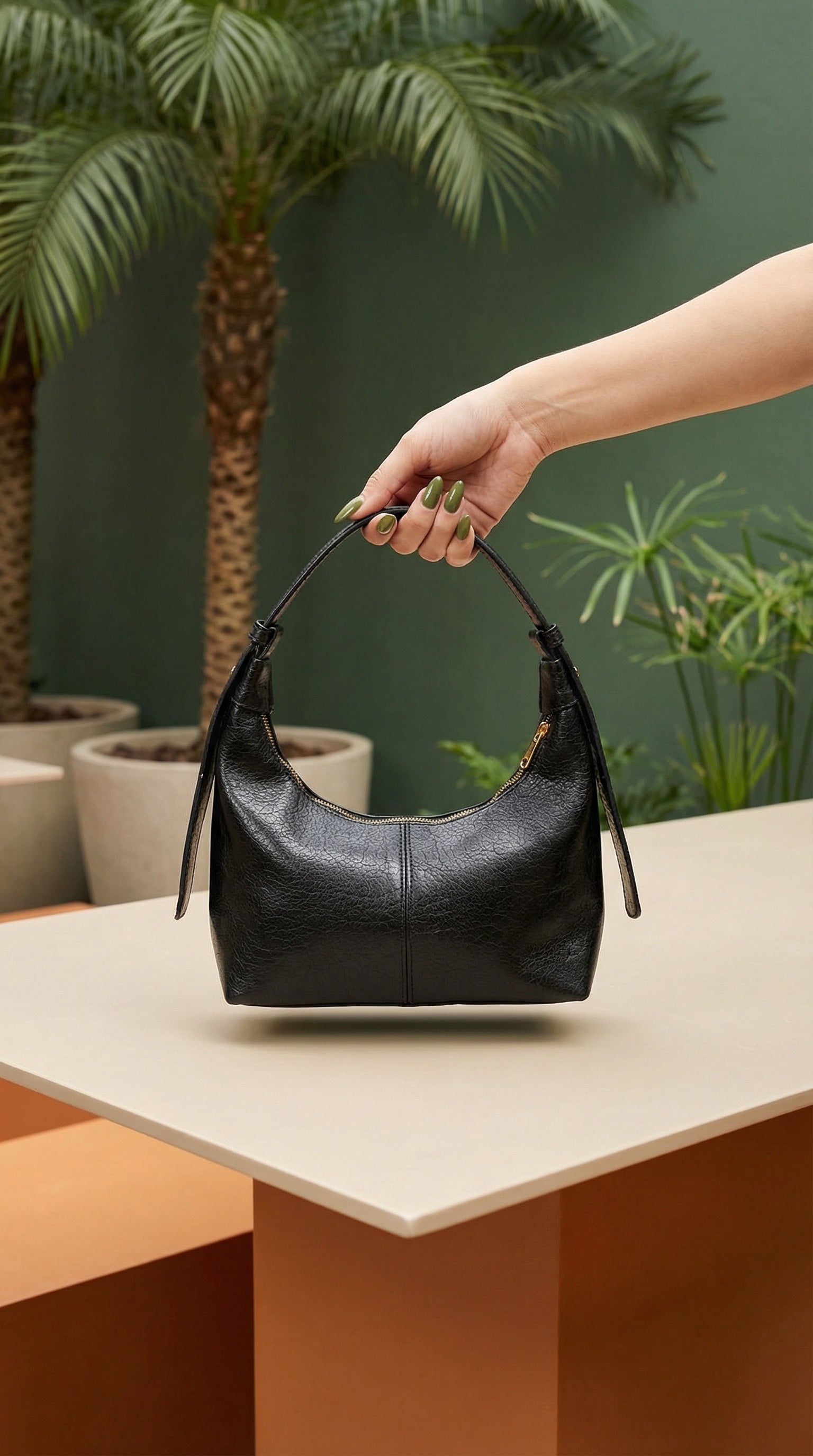 Mono Deri Tokalı Bag — Ay Siluetiyle Zamanşsız Şıklık